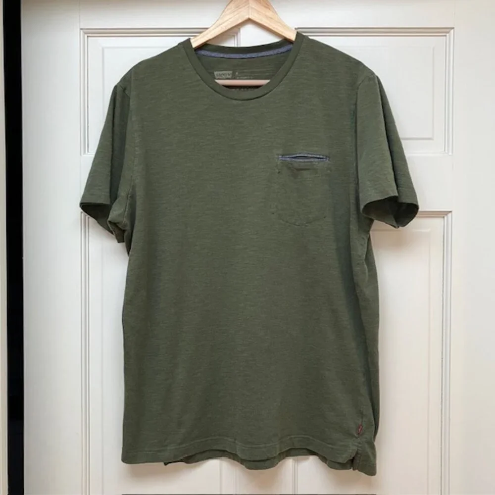 CLEARANCE - Levi’s olive green short sleeve pocket tee size XL